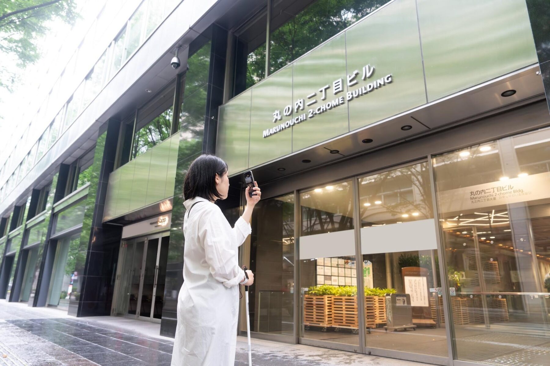 AI画像認識機能を用いて建物を確認している女性