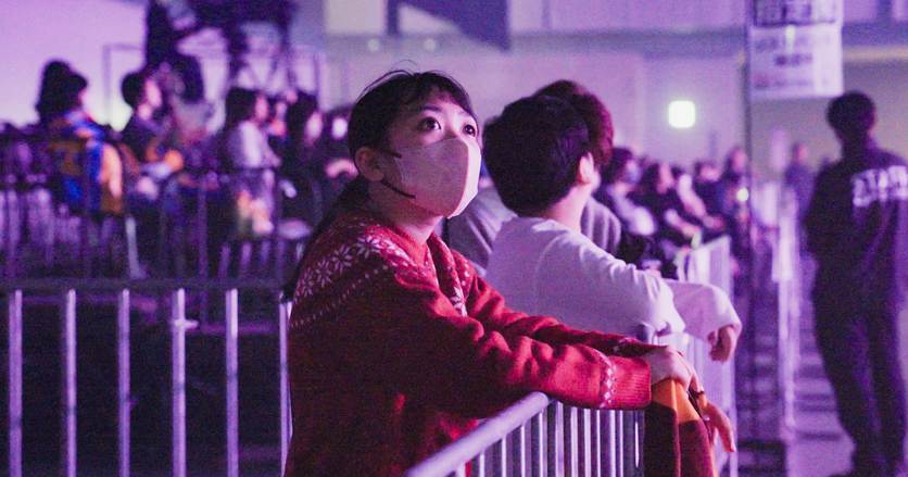 ステージに真剣な眼差しを向ける参加者の女性