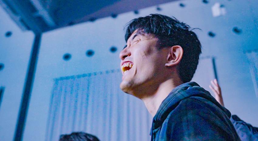 ライブ会場の音と振動を全身で感じ、満面の笑みを見せる参加者